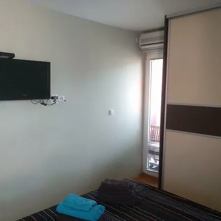 Modern Central With Gorgeous Mountain View Апартаменти