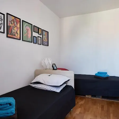 Modern Central With Gorgeous Mountain View Апартаменти
