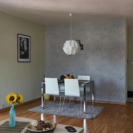 Modern Central With Gorgeous Mountain View Апартаменти *