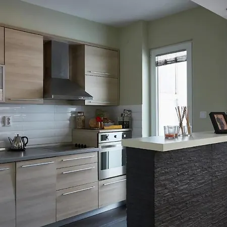 Апартаменти Modern Central With Gorgeous Mountain View Скоп'є
