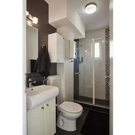 Modern Central With Gorgeous Mountain View Апартаменти *