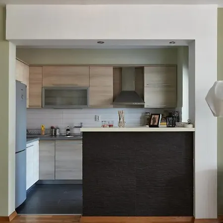 Modern Central With Gorgeous Mountain View Апартаменти *